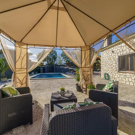 Дом отдыха Refugio Lux, Piscina Privada & Aircon *
